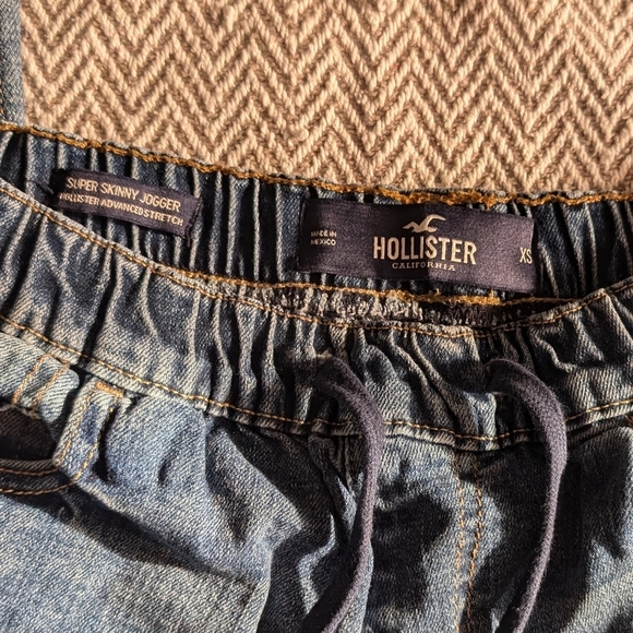 Hollister Relaxed Fit Blue Jeans - Picture 6 of 6